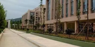 <b>四川省巴中市機械工業學校</b>